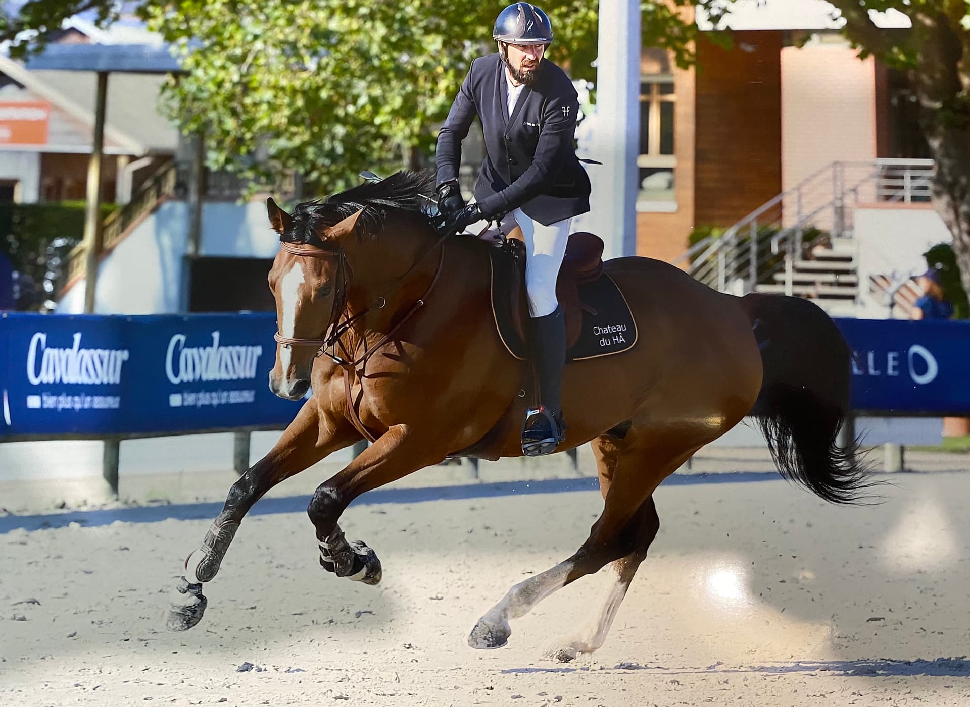Cédric Moreau sur un cheval en compétition de saut