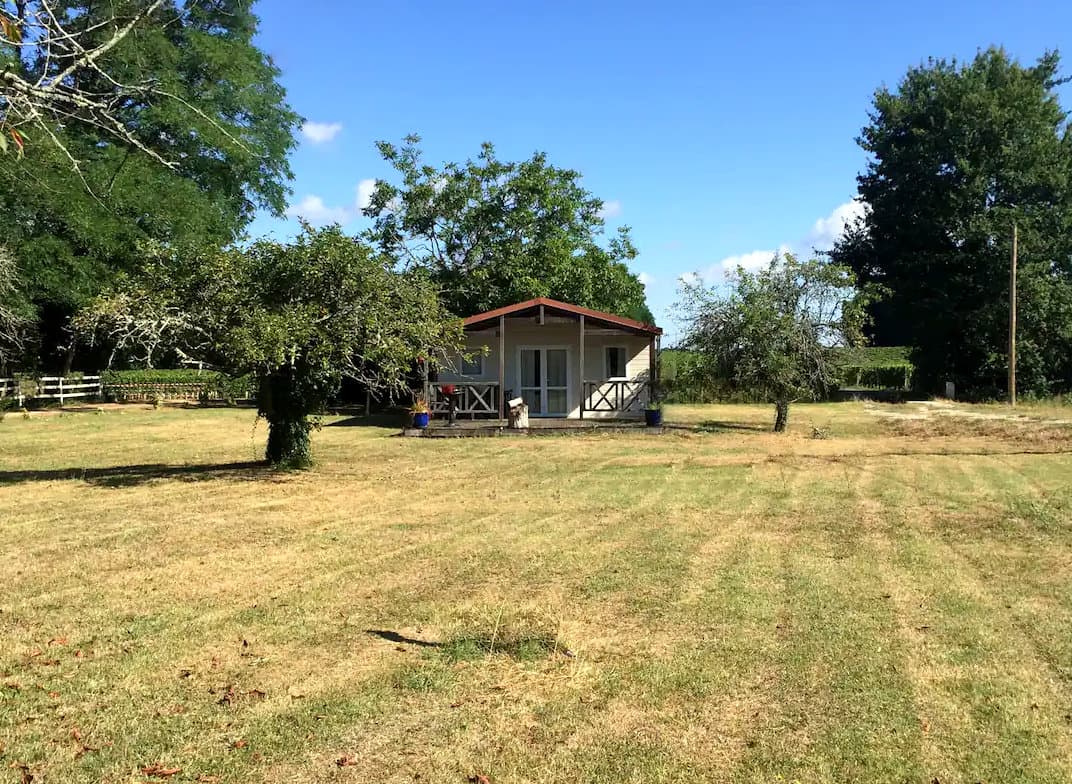 Vue de face du gîte au Château du Hâ