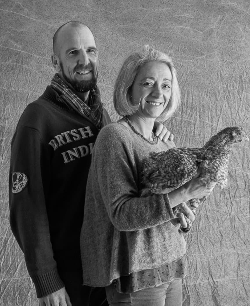 Cédric et Isabelle Moreau posent avec une poule